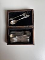 Gebaksvorkjes en lepeltjes in houtsnijwerk kistje, Ophalen