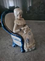 Vintage Porseleinen Beeldje Dame in Stoel, Antiek en Kunst, Antiek | Porselein, Ophalen of Verzenden