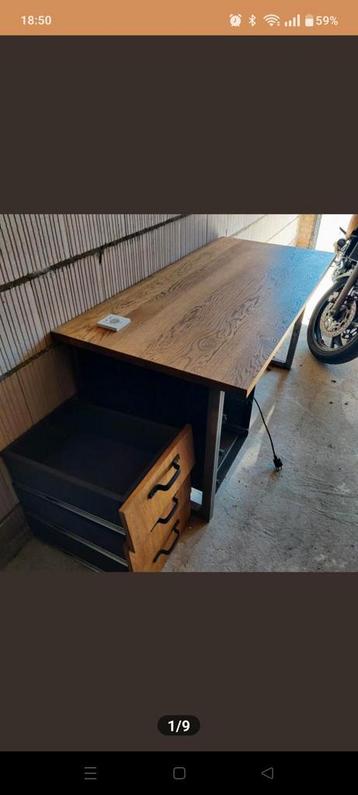 Werktafel/bureau met stroompunt beschikbaar voor biedingen