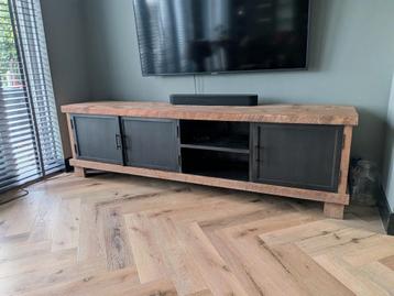 Mooi & Robuust TV Meubel beschikbaar voor biedingen