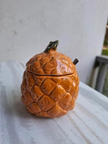 Ananas potje met deksel beschikbaar voor biedingen