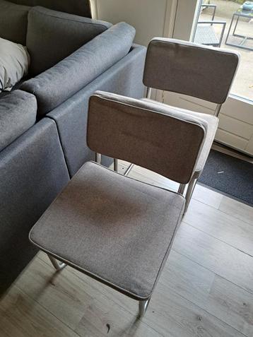 2 stijlvolle eetkamer stoelen