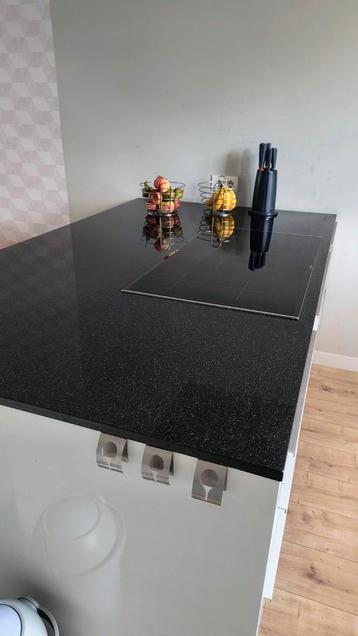 Granieten aanrechtblad (eiland) met Bosch inductiekookplaat beschikbaar voor biedingen
