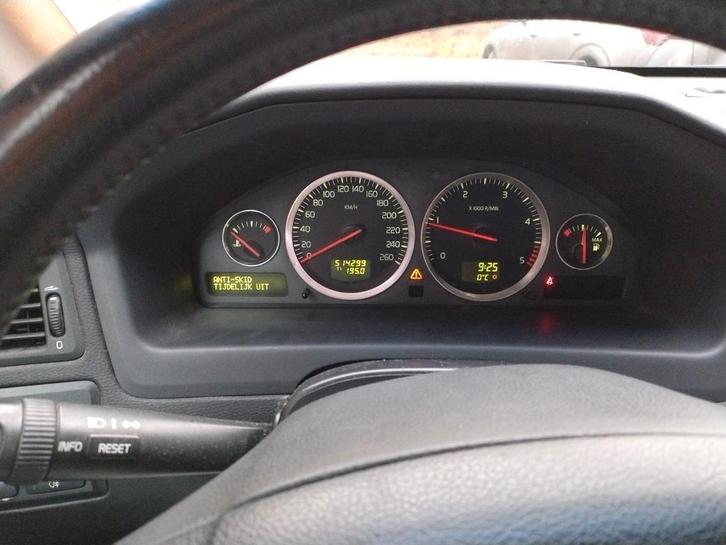 Volvo V70 2.4 D5 2005 Wit, Auto's, Volvo, Particulier, V70, ABS, Airbags, Airconditioning, Bluetooth, Centrale vergrendeling, Dakrails