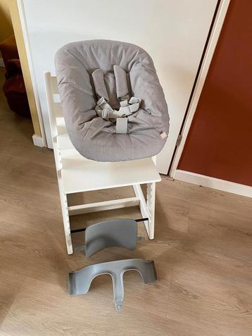 Witte kinderstoel stokke tripp trapp met accesoires  beschikbaar voor biedingen