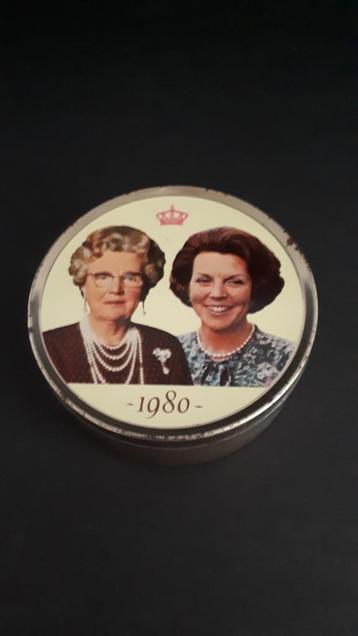 Rond blikje Juliana en Beatrix Troonopvolging  beschikbaar voor biedingen