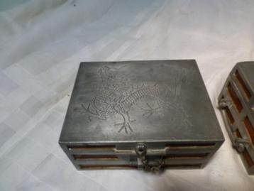 Chinees "Kut Hing" Swatow tin/teak box met draken gravering beschikbaar voor biedingen