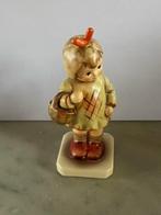 Hummel beeldje 479 I brought you a gift, Verzamelen, Ophalen of Verzenden, Zo goed als nieuw, Hummel