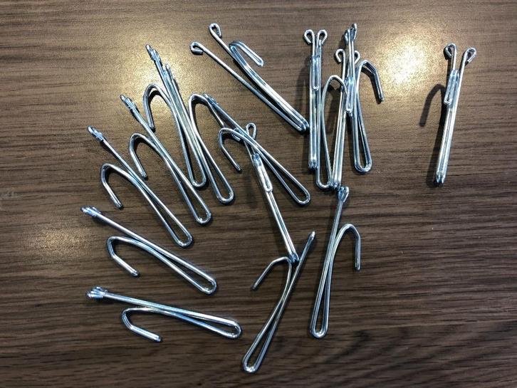 kuifhaak hoofdje 2 cm metaal gordijnhaken inschuifhaak haak, Huis en Inrichting, Stoffering | Gordijnen en Lamellen, Zo goed als nieuw