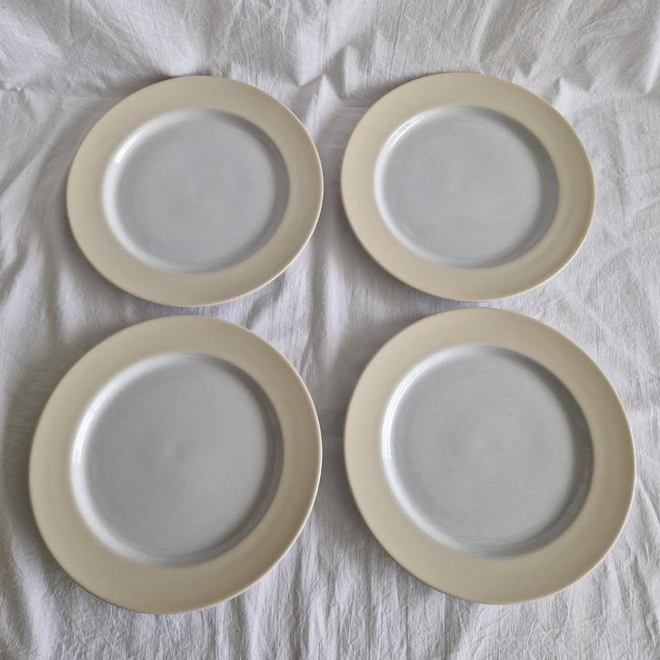 4 nette witte borden met crème kleurige rand 27cm #178, Huis en Inrichting, Keuken | Servies, Gebruikt, Bord(en), Overige stijlen