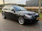 BMW 5-Serie 2.5 I 525 Touring AUT 2004 Zwart, Auto's, BMW, Automaat, Achterwielaandrijving, Zwart, 2000 kg
