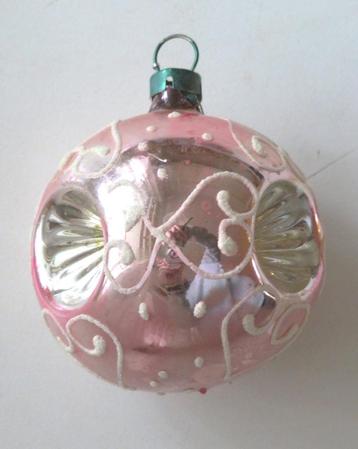 Oude Kerstbal: Deukbal 07 Roze + witte versiering, 3 deuken beschikbaar voor biedingen