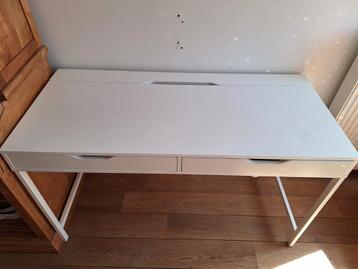 Bureau te koop beschikbaar voor biedingen
