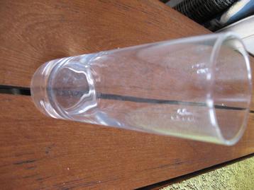 Glazen longdrink en whisky beschikbaar voor biedingen