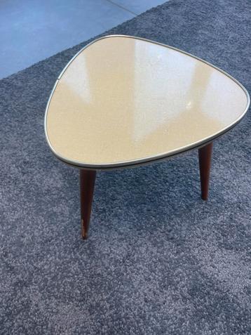 Vintage jaren 60 plantentafel bijzettafeltje beschikbaar voor biedingen