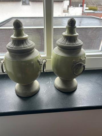 2 leuke potten met deksel beschikbaar voor biedingen