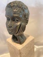 Bronzen sculptuur "Luisteren" van Astrid Veldhuyzen-Koppen, Ophalen of Verzenden