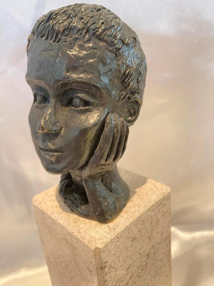 Bronzen sculptuur "Luisteren" van Astrid Veldhuyzen-Koppen, Antiek en Kunst, Kunst | Beelden en Houtsnijwerken, Ophalen of Verzenden
