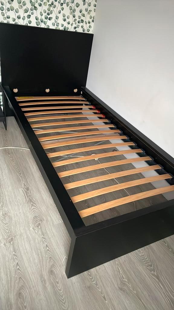 Ikea bedframe met lattenbodem 90x 200, Huis en Inrichting, Slaapkamer | Bedden, Zo goed als nieuw, Eenpersoons, 90 cm, Hout, Zwart