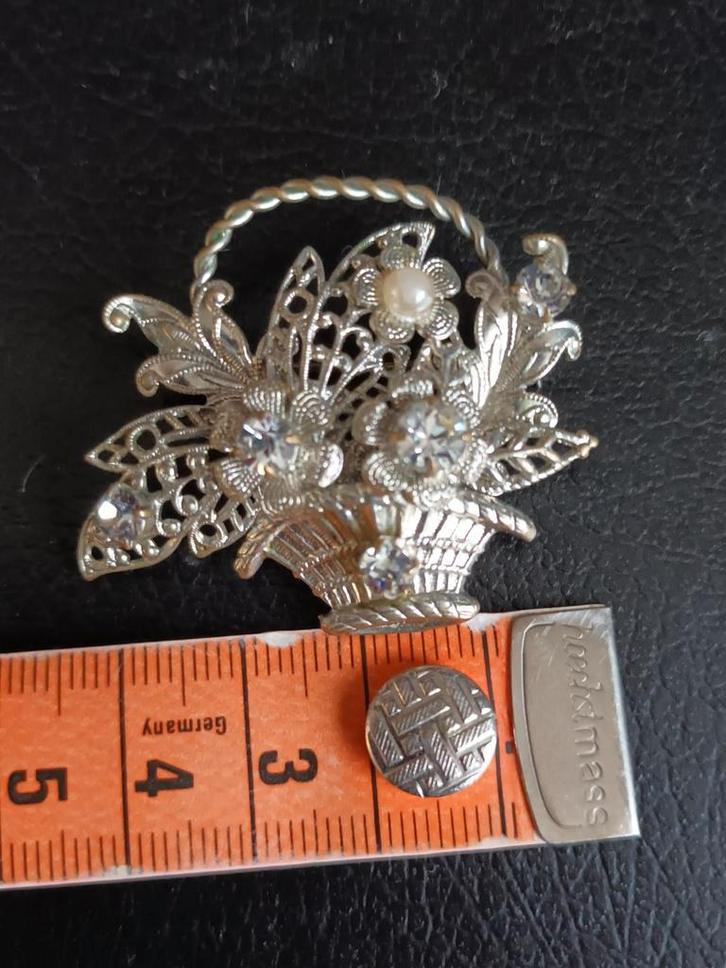 Zilveren /verzilverde broche vintage bloemenmand flower bas-, Sieraden, Tassen en Uiterlijk, Broches, Zo goed als nieuw, Zilver
