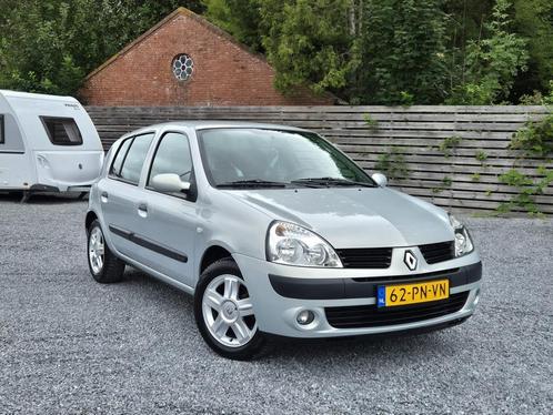 Renault Clio 1.4 2004 Grijs UNIEK LAGE KM / CRUISE / AIRCO!, Auto's, Renault, Particulier, Clio, Benzine, D, Hatchback, Handgeschakeld