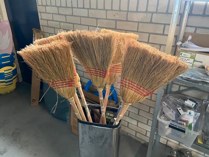 Stro bezem veger 135 cm, Tuin en Terras, Hand-tuingereedschap, Nieuw, Ophalen