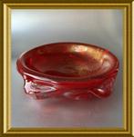 Vintage rood glazen schaaltje met ingesloten gouden snippers, Antiek en Kunst, Antiek | Glas en Kristal, Ophalen of Verzenden