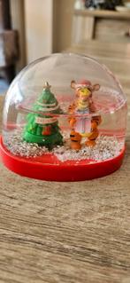 Oude disney snowglobe in kerst thema met teigetje., Verzamelen, Disney, Ophalen of Verzenden, Winnie de Poeh of vrienden, Gebruikt