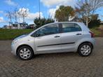 Toyota Yaris 1.0 12V Vvt-i 5DR Terra 2008 Grijs, Auto's, Voorwielaandrijving, 527 kg, 750 kg, Origineel Nederlands