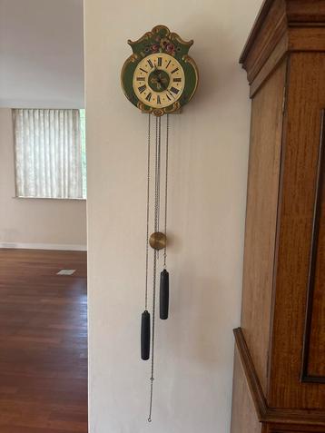 Antieke Wandklok met Gewichten beschikbaar voor biedingen