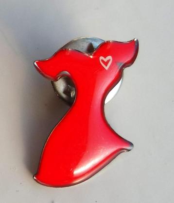 Pin Rode Jurk met hartje. beschikbaar voor biedingen
