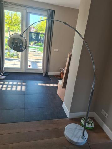 Stijlvolle Booglamp met Marmeren Voet beschikbaar voor biedingen