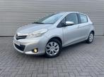Toyota Yaris 1.0 VVT-i Comfort bouwjaar 2013 met nw apk, Stof, Gebruikt, Zwart, Bedrijf