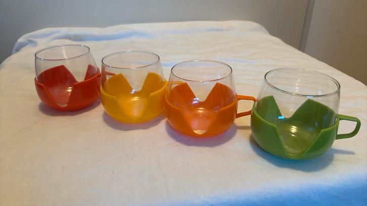 4 retro kopjes in gekleurde houder, Huis en Inrichting, Keuken | Servies, Kop(pen) en/of Schotel(s), Overige stijlen, Glas, Ophalen of Verzenden