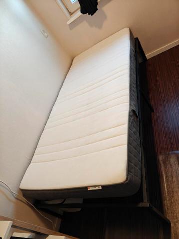 Nog maar paar maanden oude stalen bedframe met ikea matras - afbeelding 6