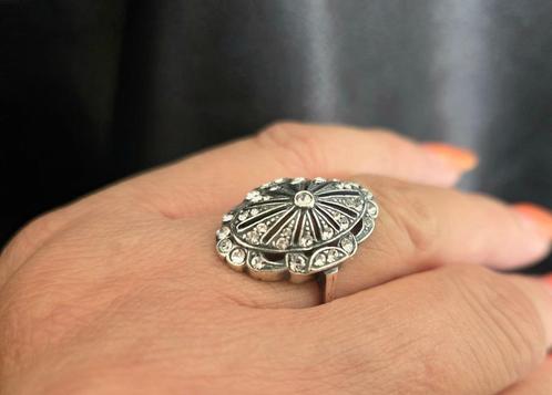 Zilveren Art Deco cocktailring met Swarovski. 29025/562., Sieraden, Tassen en Uiterlijk, Antieke sieraden, Ring, Zilver, Met edelsteen