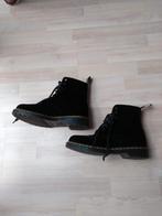 Dr. Martens damesschoenen, mt 39, materiaal Suede, zgan., Kleding | Dames, Schoenen, Ophalen of Verzenden, Zo goed als nieuw, Zwart