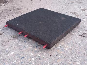 223 Rubber tegels 50x50x6. NU €4,25 per stuk beschikbaar voor biedingen