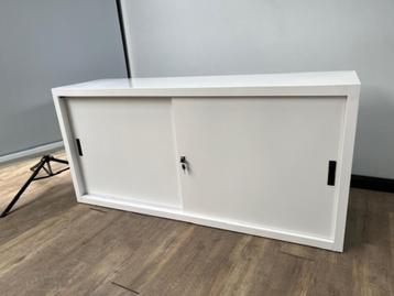 witte metalen schuifdeurkast beschikbaar voor biedingen