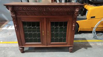 Antieke kast met glas in lood en houtsnijwerk beschikbaar voor biedingen