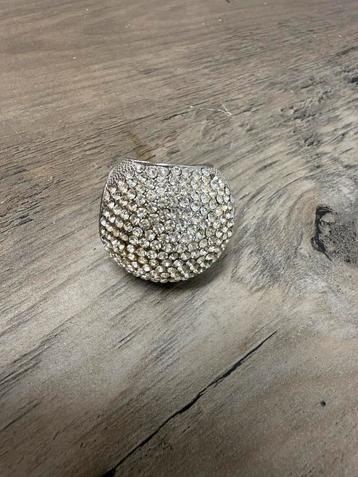 Zilverkleurige Ring met Strass beschikbaar voor biedingen