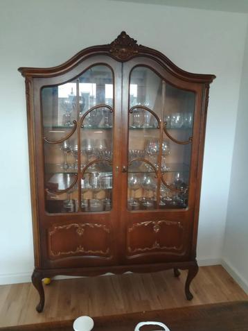 Glass Vitrine in antique style beschikbaar voor biedingen