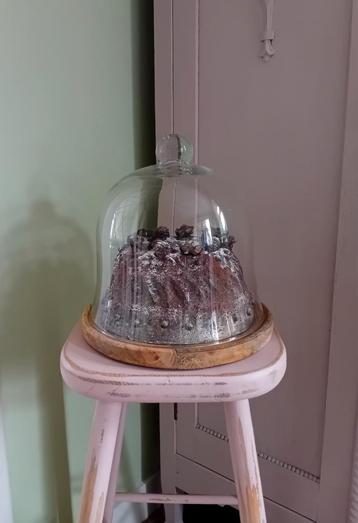 Glazen stolp met houten onderzetter beschikbaar voor biedingen