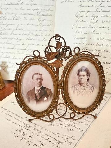 Apart antiek dubbel ovaal fotolijstje met bol glas fotolijst beschikbaar voor biedingen