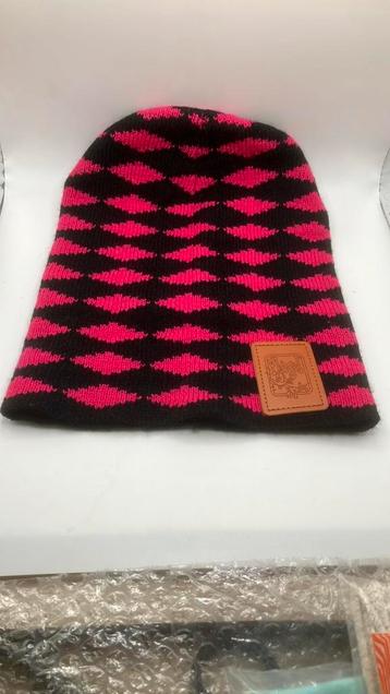 Flügel muts in felrose/zwart, met label. beschikbaar voor biedingen