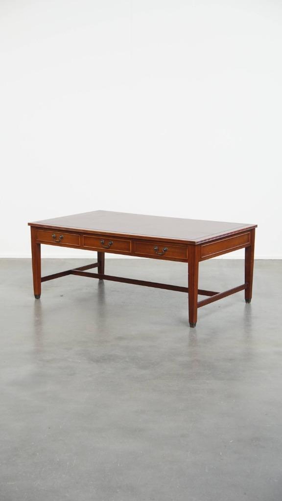 Sierlijke salontafel in Engelse stijl, rood lederen blad, Huis en Inrichting, Tafels | Salontafels, Gebruikt, 50 tot 75 cm, 50 tot 100 cm
