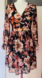 Zwarte jurk met bloemenprint - Maat S, Zwart, Ophalen of Verzenden, Zo goed als nieuw, Knielengte