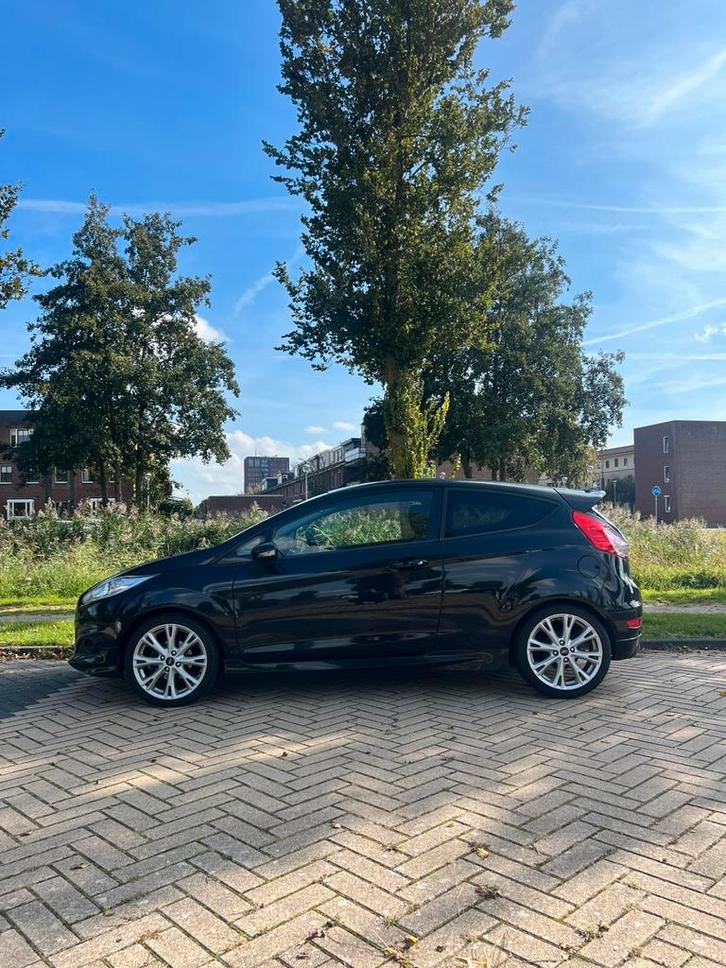 Ford Fiësta 1.0 125 PK 2013 Zwart .DISTRIBUTIERIEM VERVANGEN, Auto's, Ford, Bedrijf, Fiësta, Benzine, A, Hatchback, Handgeschakeld