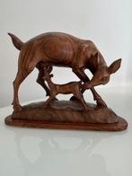 Groot vintage teakhouten beeld van hert met jong, Verzamelen, Beelden en Beeldjes, Ophalen of Verzenden, Zo goed als nieuw, Dier