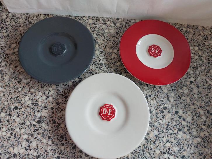 DE Douwe Egberts 3 schotels Wit Rood Grijs, Huis en Inrichting, Keuken | Servies, Zo goed als nieuw, Kop(pen) en/of Schotel(s)